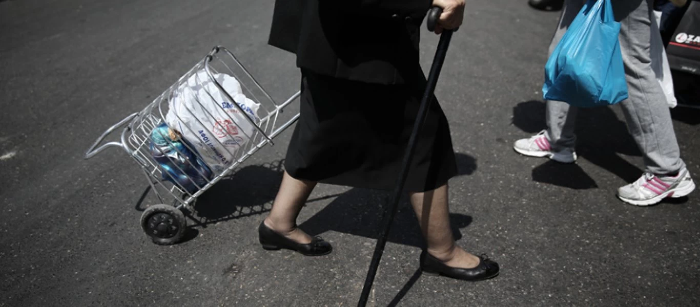 Ηρωίδα ηλικιωμένη άφησε τα ψώνια της και έπιασε ένα ...μωρό που έπεφτε από τα 6 μέτρα! (βίντεο)